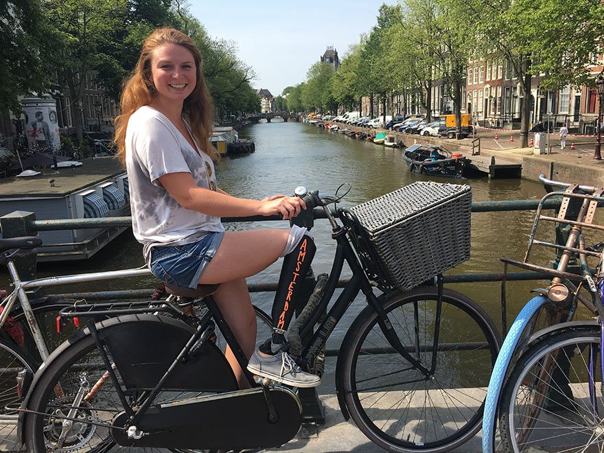 Il giro del mondo di questa ragazza con una protesi alla gamba