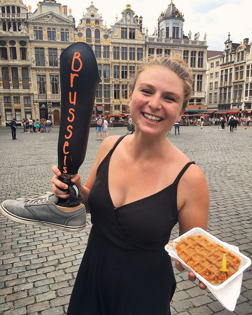 Il giro del mondo di questa ragazza con una protesi alla gamba