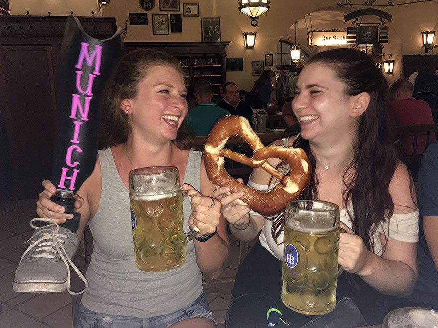 Il giro del mondo di questa ragazza con una protesi alla gamba