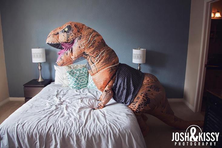 Perché questa donna si è fatta fare un servizio sexy in costume da dinosauro