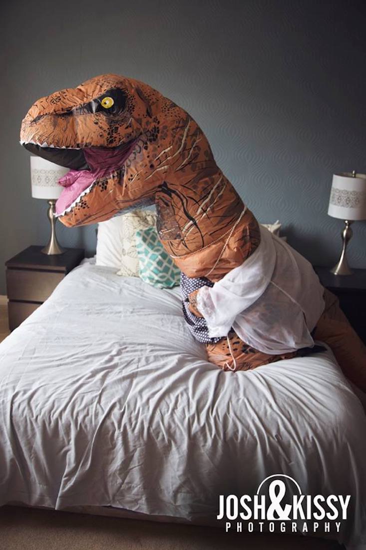 Perché questa donna si è fatta fare un servizio sexy in costume da dinosauro