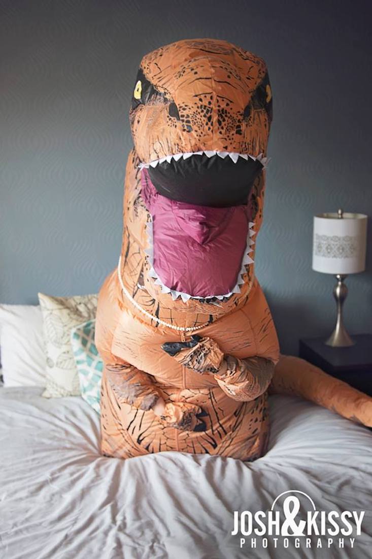 Perché questa donna si è fatta fare un servizio sexy in costume da dinosauro