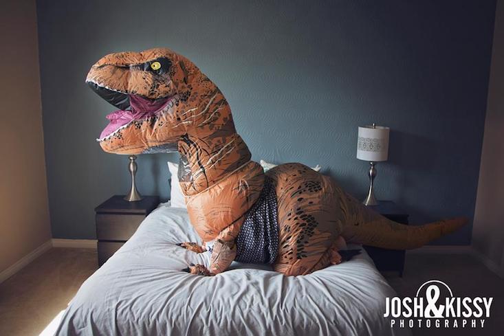 Perché questa donna si è fatta fare un servizio sexy in costume da dinosauro