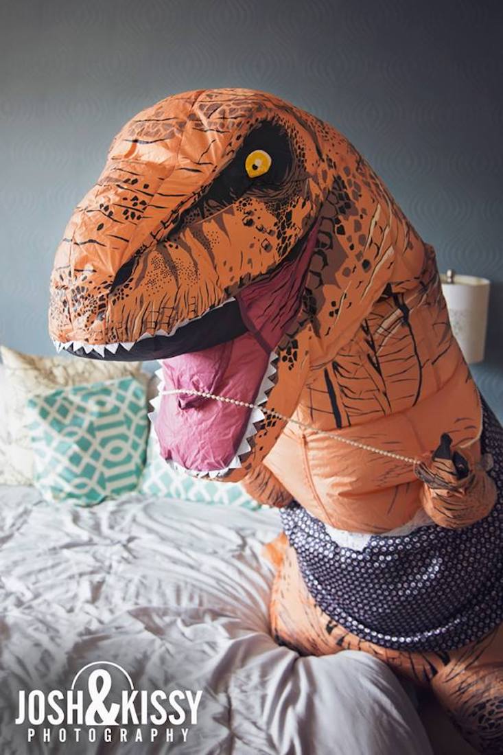 Perché questa donna si è fatta fare un servizio sexy in costume da dinosauro