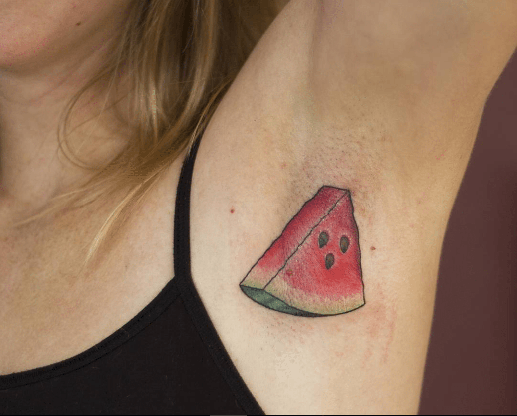 Sotto le ascelle? Niente peli, solo tatuaggi
