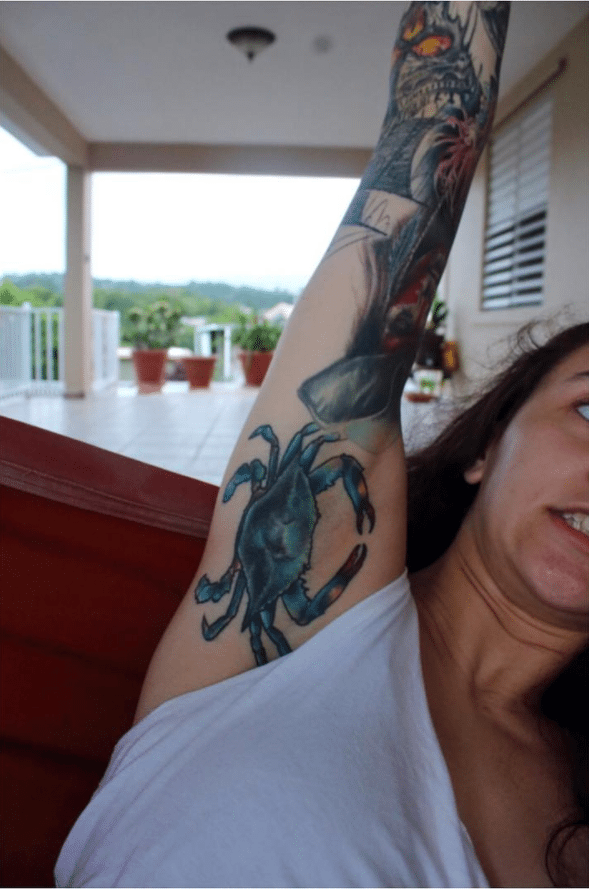 Sotto le ascelle? Niente peli, solo tatuaggi
