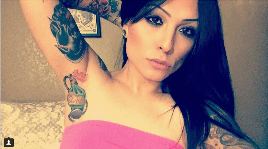 Sotto le ascelle? Niente peli, solo tatuaggi