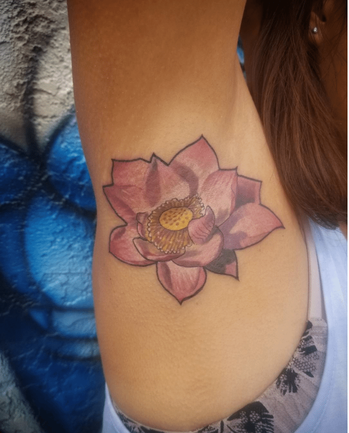 Sotto le ascelle? Niente peli, solo tatuaggi