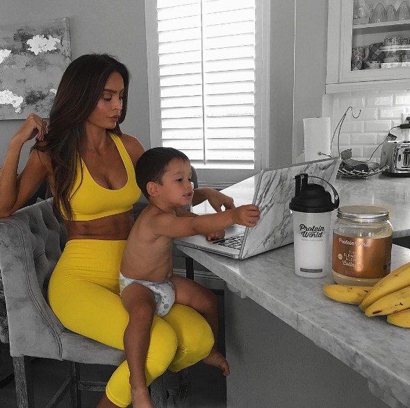 È incinta al 7° mese ma non ha la pancia: la modella che preoccupa il web