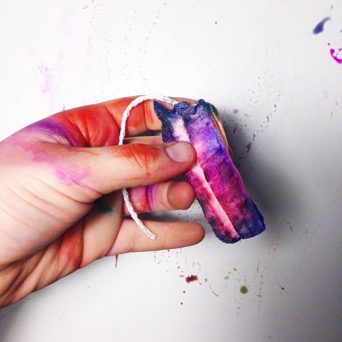 La femminilità di smagliature e mestruazioni diventa arte e colore