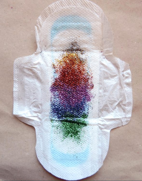 La femminilità di smagliature e mestruazioni diventa arte e colore
