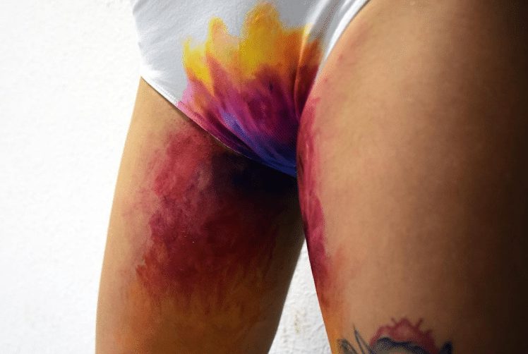 La femminilità di smagliature e mestruazioni diventa arte e colore