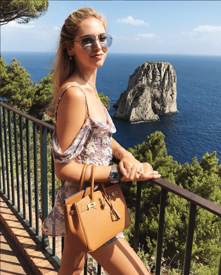 Le vacanze di Fedez e Chiara Ferragni... con errore grammaticale