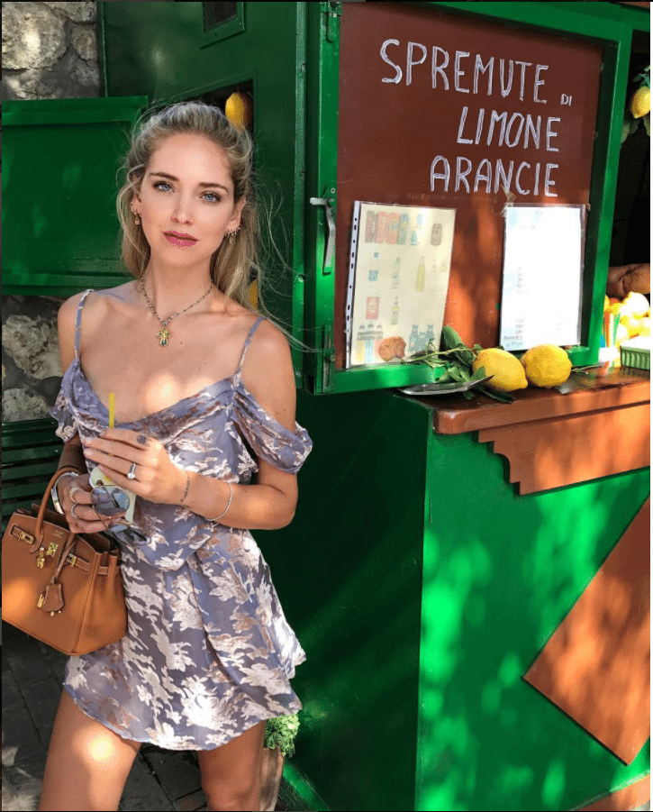 Le vacanze di Fedez e Chiara Ferragni... con errore grammaticale
