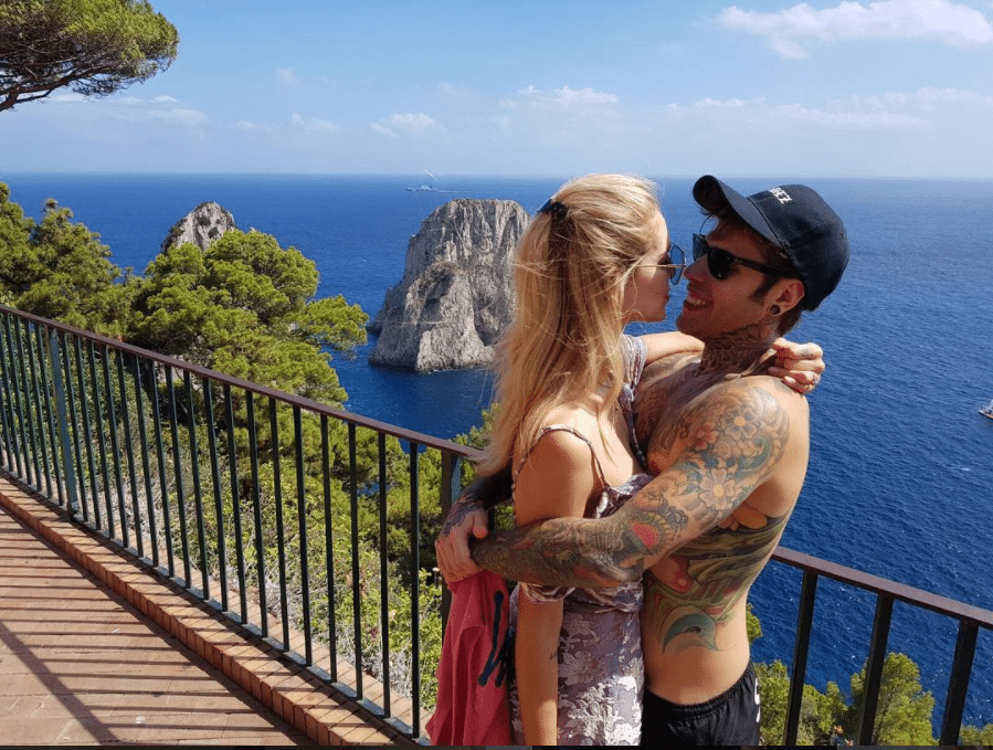 Le vacanze di Fedez e Chiara Ferragni... con errore grammaticale