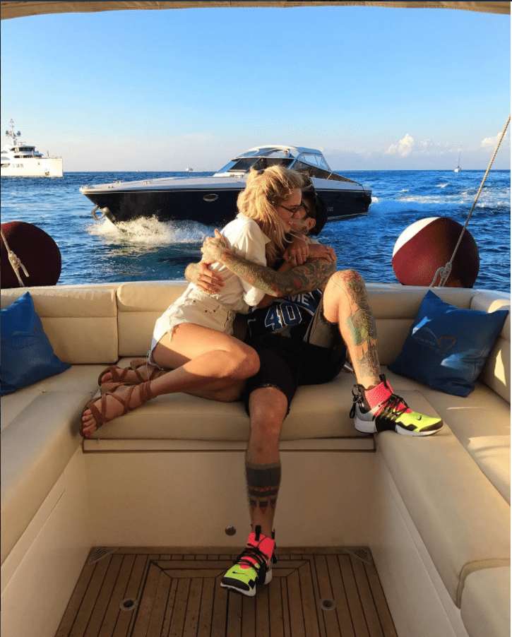 Le vacanze di Fedez e Chiara Ferragni... con errore grammaticale