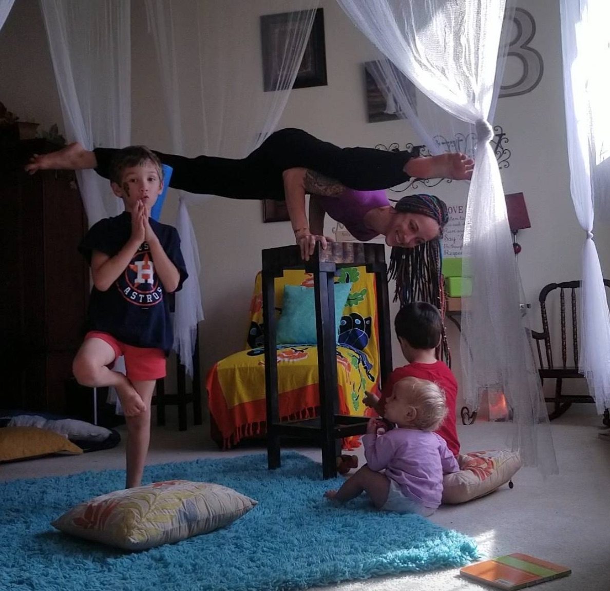 Brestfeeding yoga: l'ultima frontiera dello yoga è... allattando