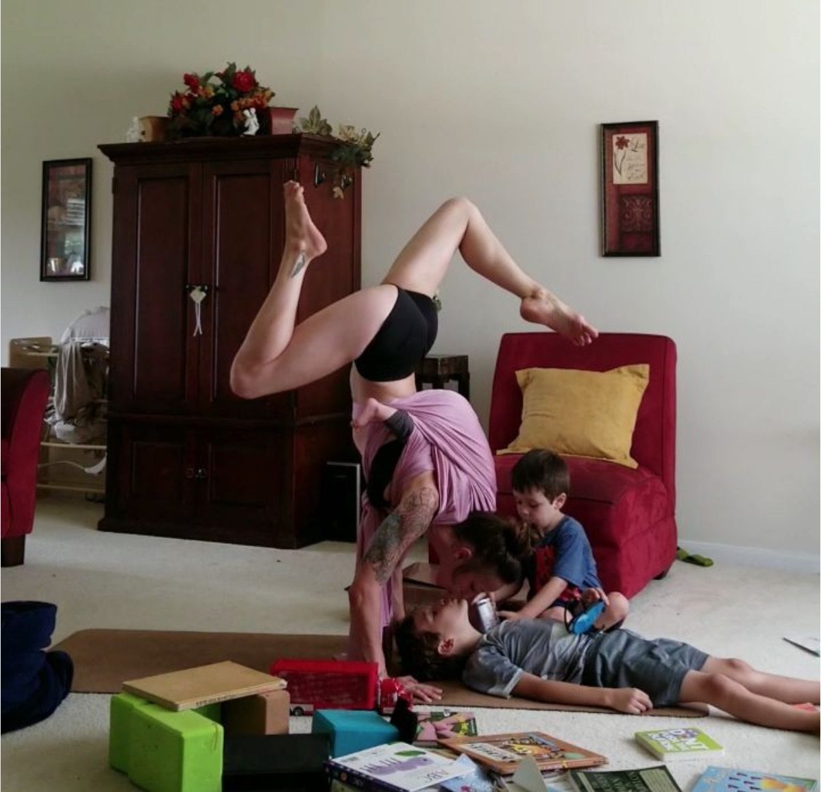 Brestfeeding yoga: l'ultima frontiera dello yoga è... allattando