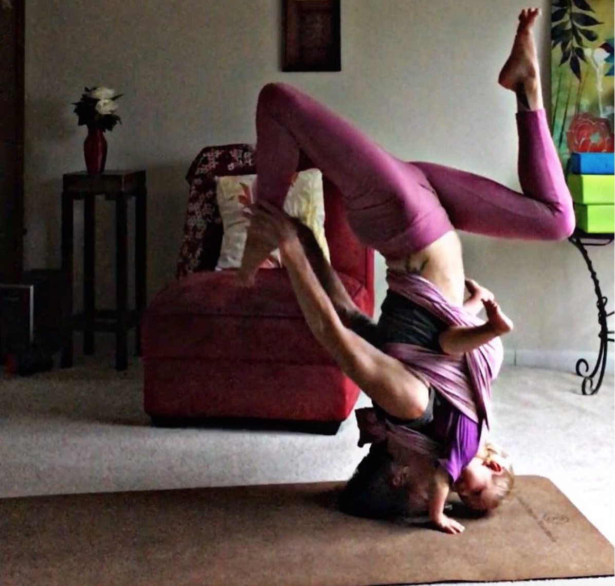 Brestfeeding yoga: l'ultima frontiera dello yoga è... allattando