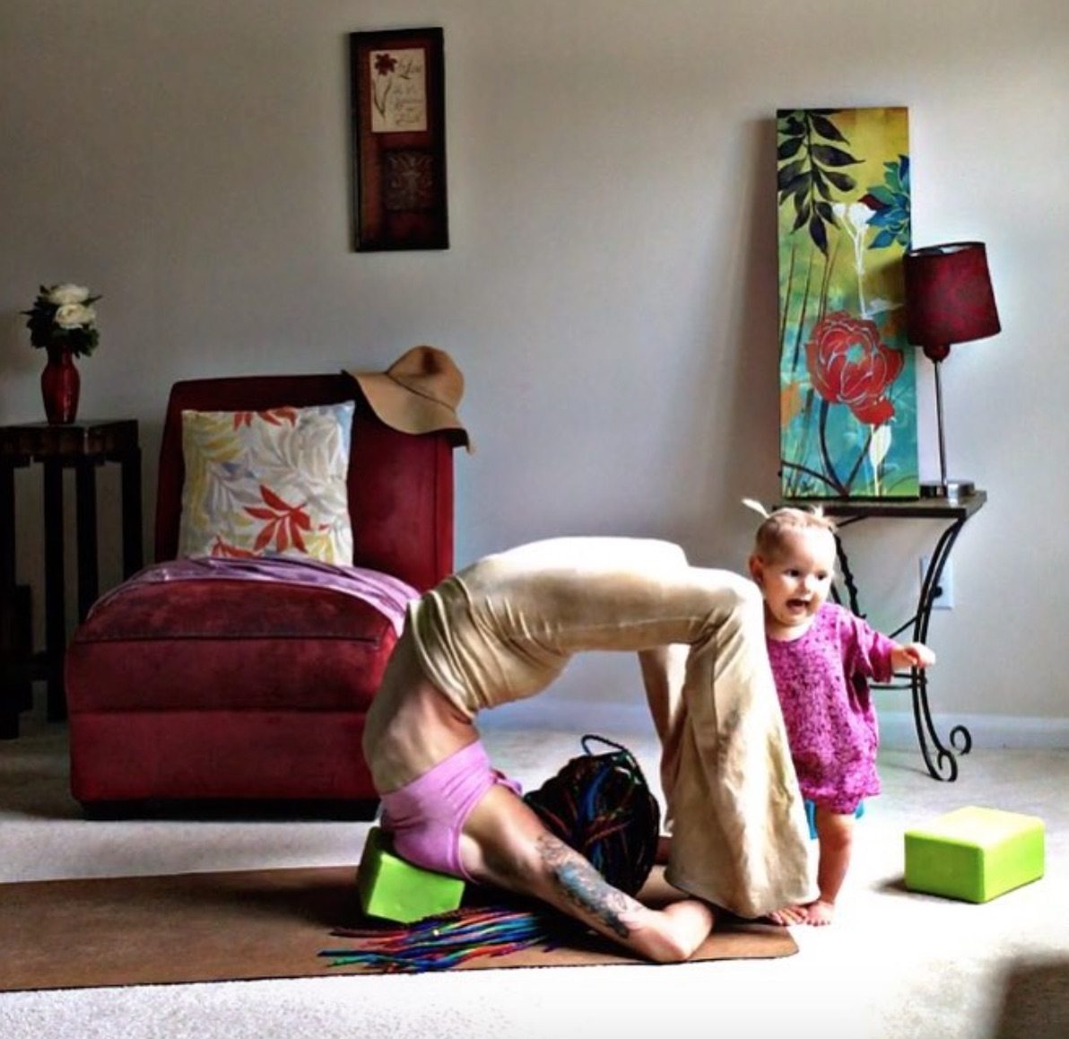 Brestfeeding yoga: l'ultima frontiera dello yoga è... allattando