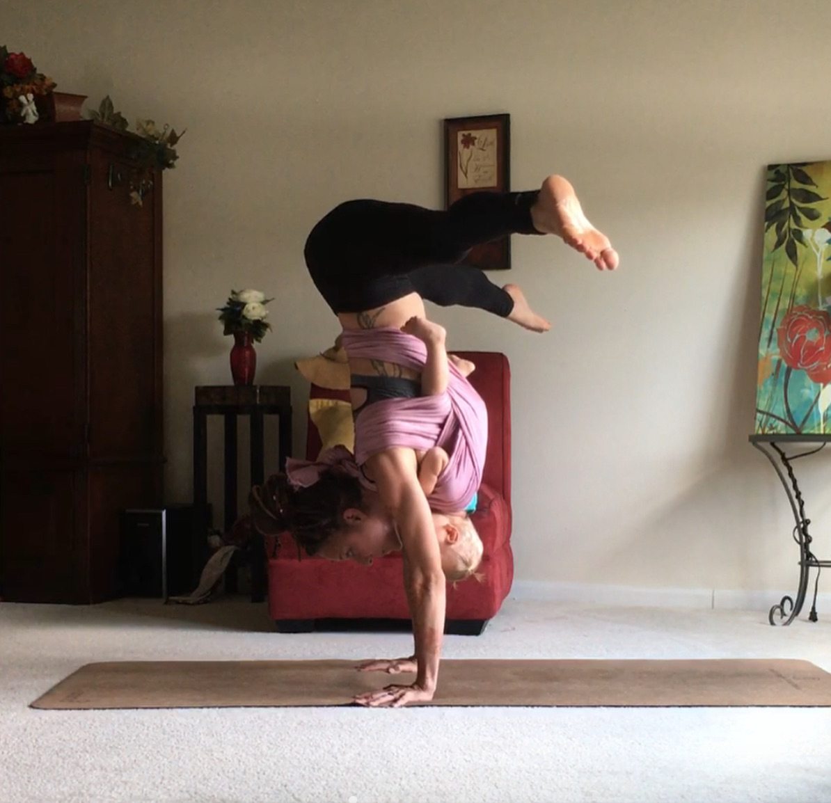Brestfeeding yoga: l'ultima frontiera dello yoga è... allattando
