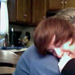 "Mamma, sono gay": la reazione della madre lascia tutti a bocca aperta