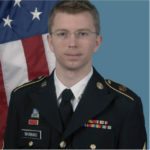 Chelsea Manning, l'ex talpa di Wikileaks ha cambiato sesso e posa in costume su Vogue