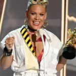 Le parole di Pink alla figlia: "Noi non cambiamo, trasformiamo la sabbia in perle"