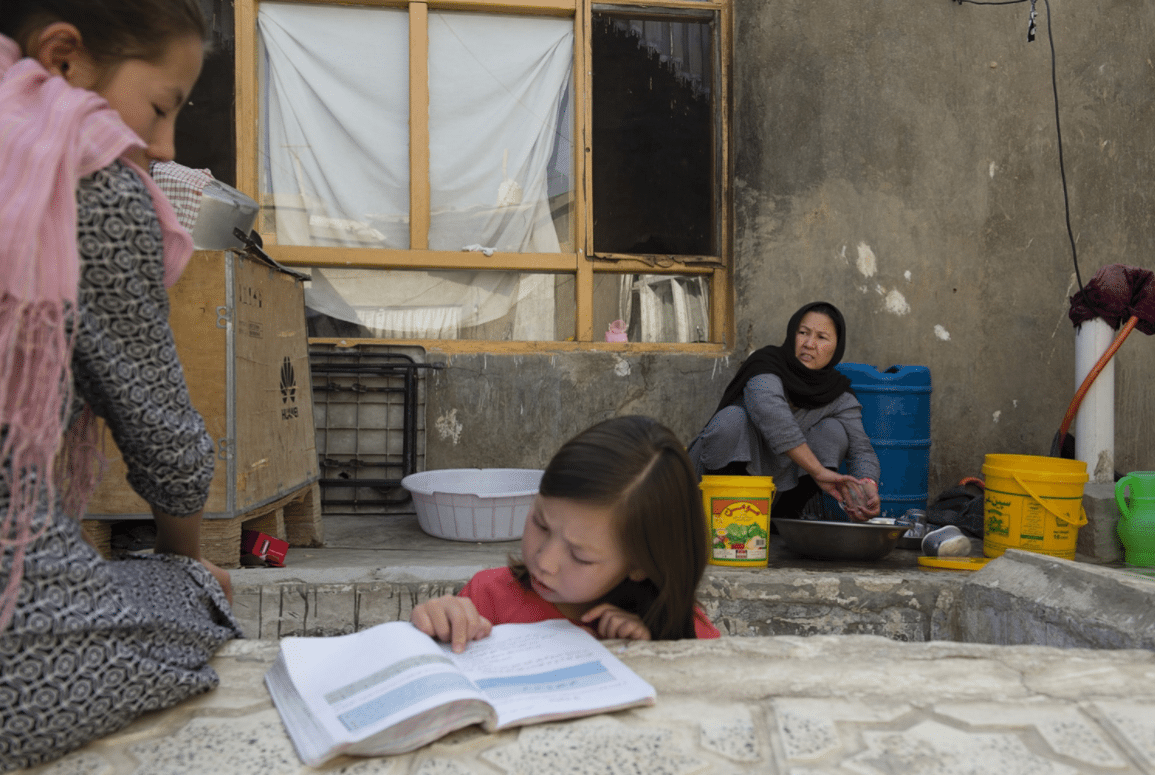 Senza marito, la solitudine delle madri single afghane, fantasmi di una società maschilista