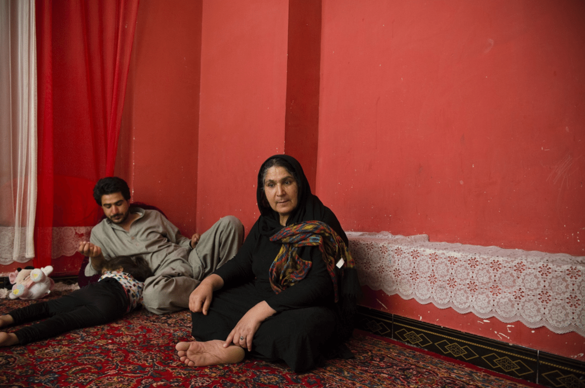 Senza marito, la solitudine delle madri single afghane, fantasmi di una società maschilista