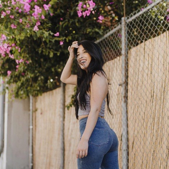 La mania delle fitness blogger per i belfie, i selfie al lato B