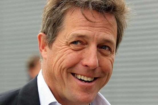 Hugh Grant, storia di un sex symbol o di un "cretino fortunato, eternamente insicuro"