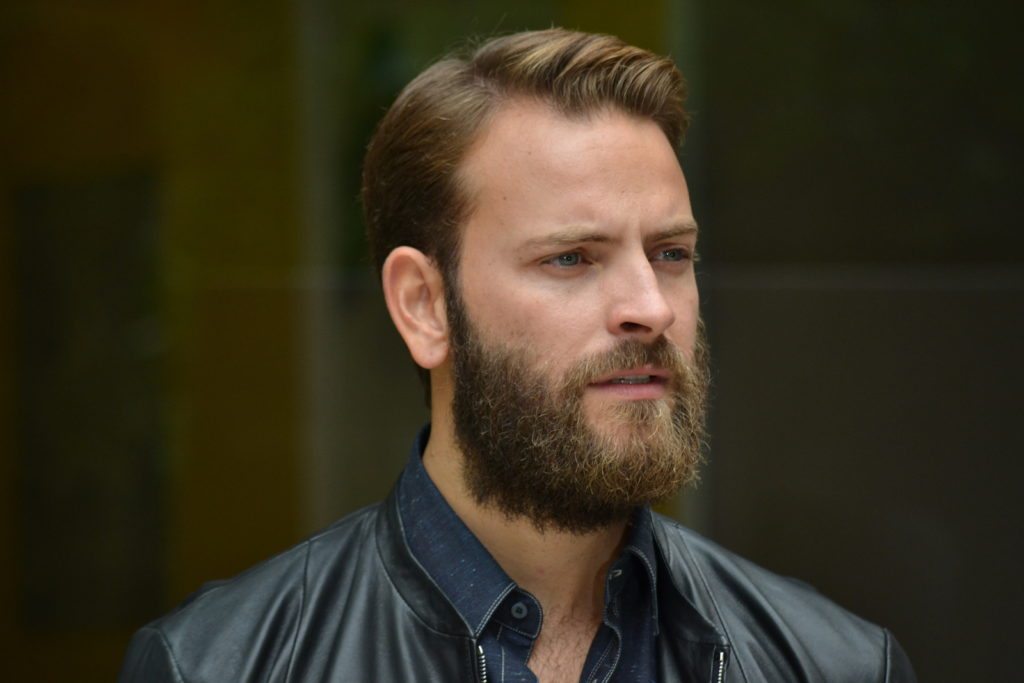Chi è Alessandro Borghi, un po' hypster, un po' gentiluomo, molto sexy