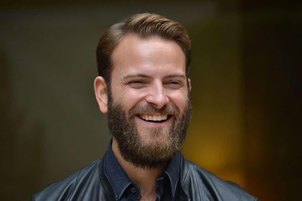 Chi è Alessandro Borghi, un po' hypster, un po' gentiluomo, molto sexy