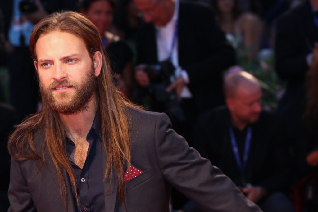 Chi è Alessandro Borghi, un po' hypster, un po' gentiluomo, molto sexy