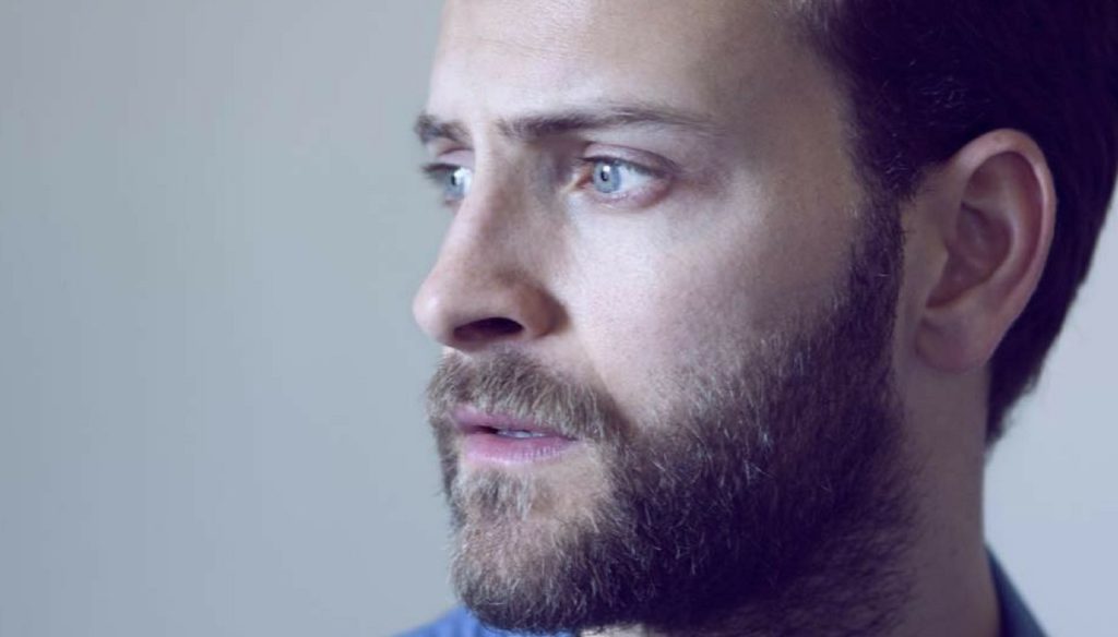 Chi è Alessandro Borghi, un po' hypster, un po' gentiluomo, molto sexy