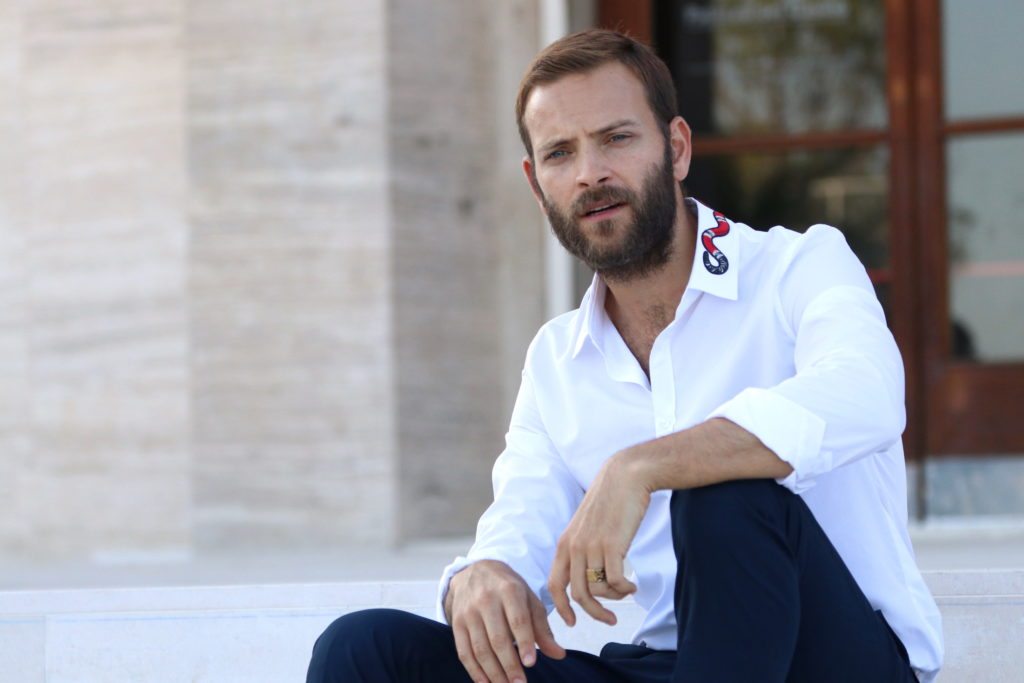 Chi è Alessandro Borghi, un po' hypster, un po' gentiluomo, molto sexy