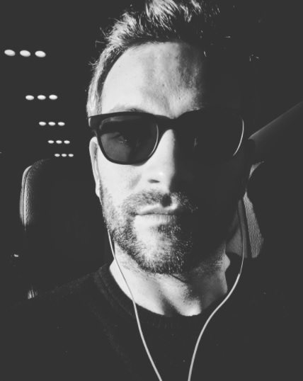 Chi è Alessandro Borghi, un po' hypster, un po' gentiluomo, molto sexy