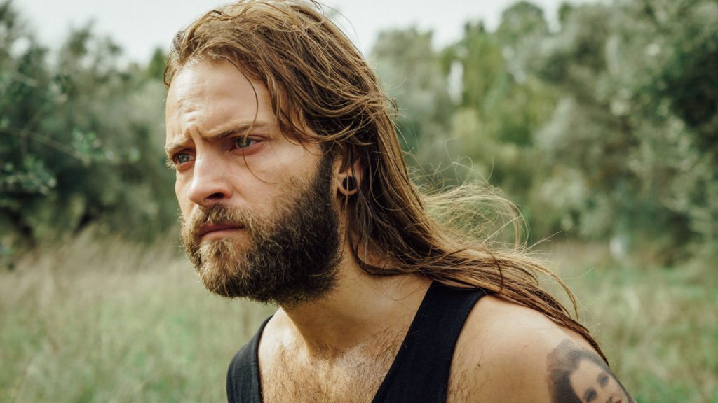 Chi è Alessandro Borghi, un po' hypster, un po' gentiluomo, molto sexy
