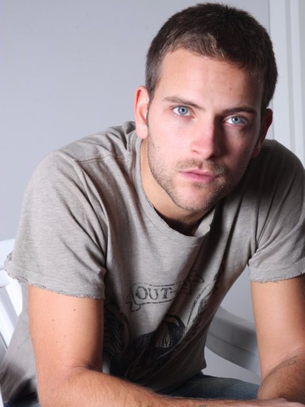 Chi è Alessandro Borghi, un po' hypster, un po' gentiluomo, molto sexy
