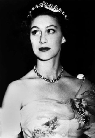 La bellezza sorridente della regina Elisabetta all'età di Kate Middleton (e prima) La bellezza sorridente della regina Elisabetta all'età di Kate Middleton (e prima)
