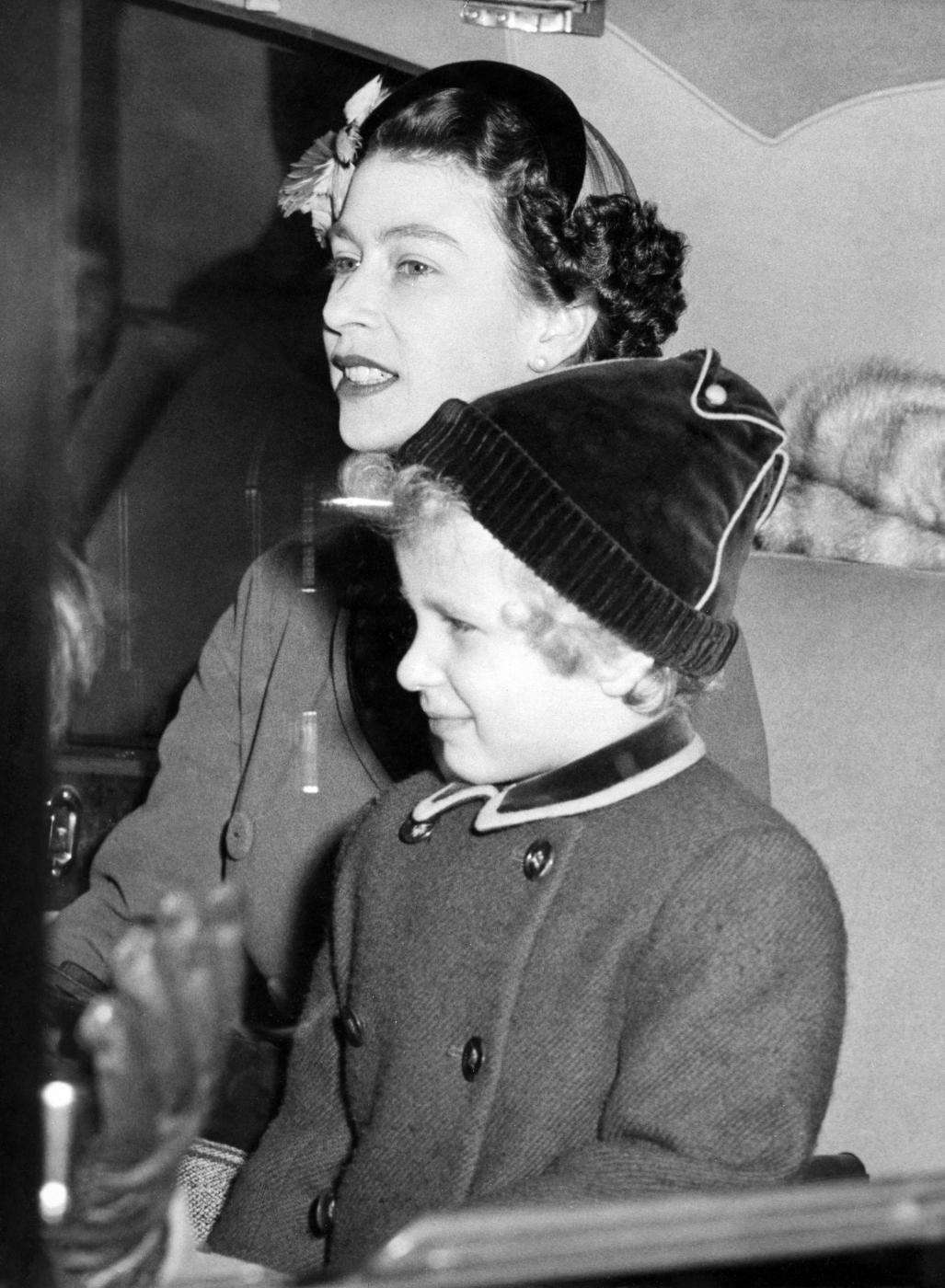 La bellezza sorridente della regina Elisabetta all'età di Kate Middleton (e prima)