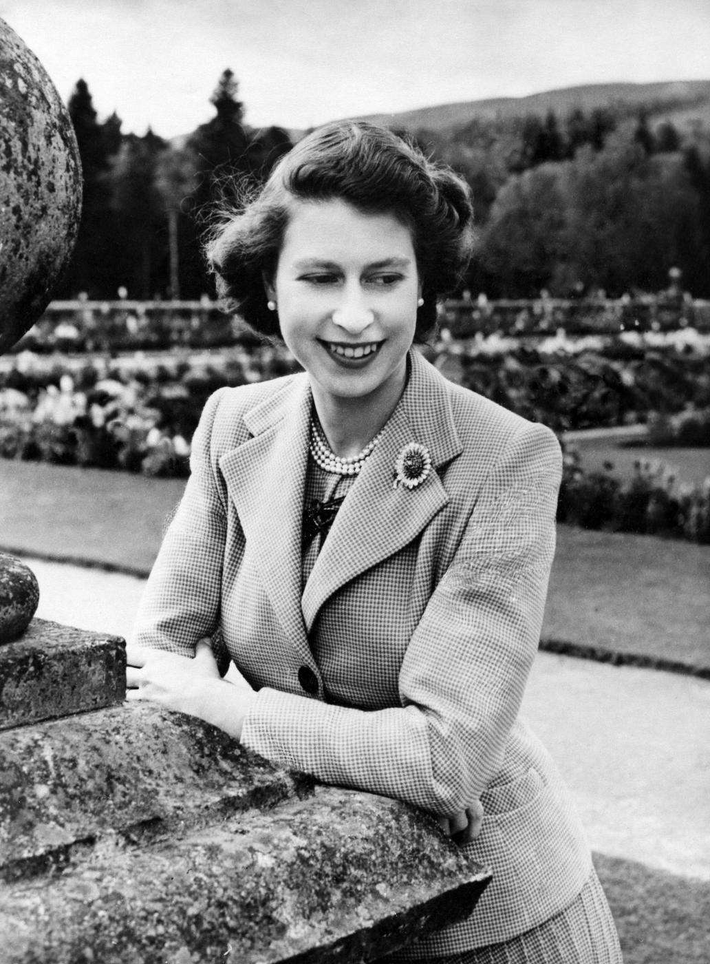 La bellezza sorridente della regina Elisabetta all'età di Kate Middleton (e prima)