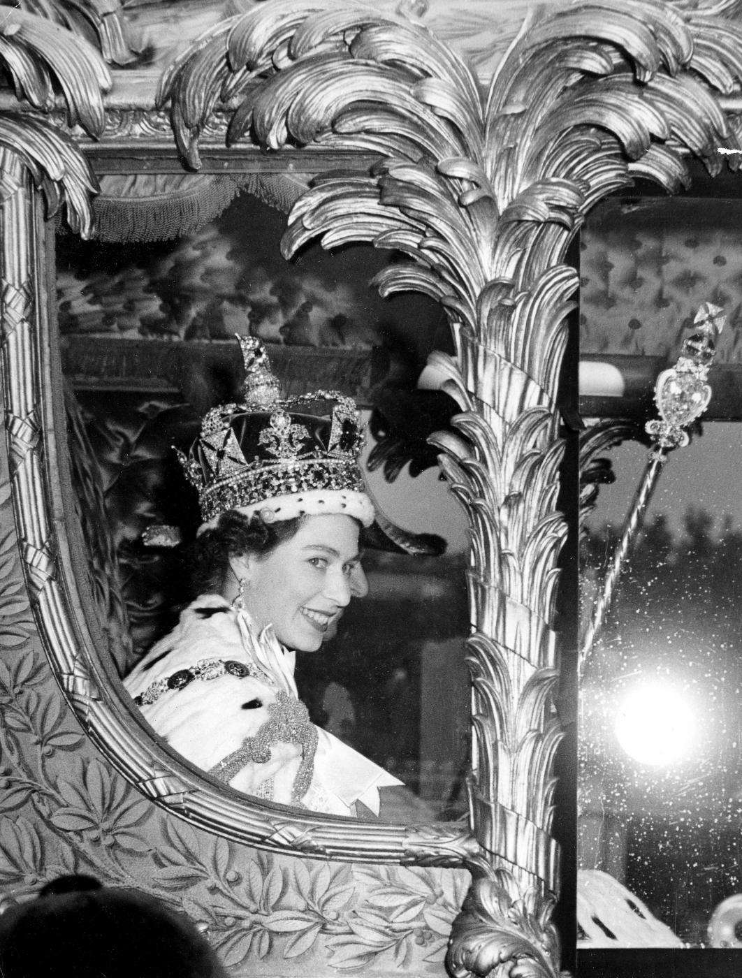La bellezza sorridente della regina Elisabetta all'età di Kate Middleton (e prima)