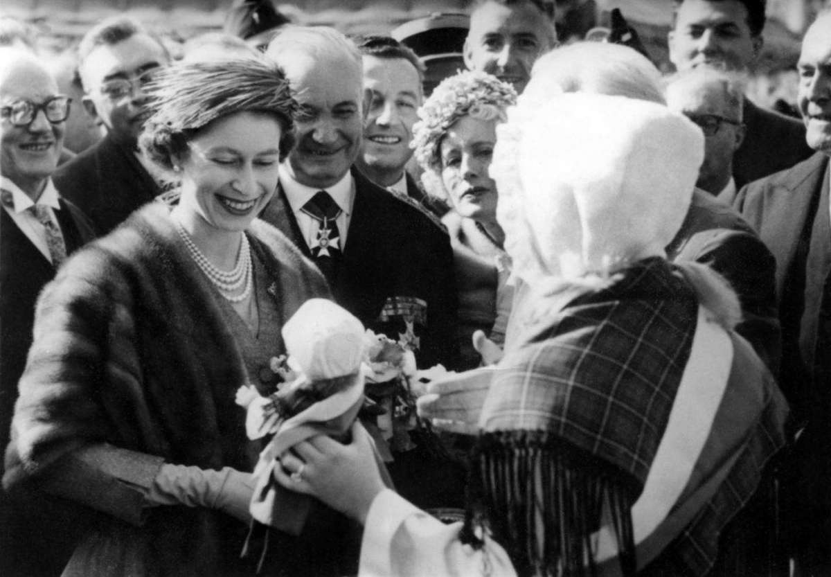 La bellezza sorridente della regina Elisabetta all'età di Kate Middleton (e prima)