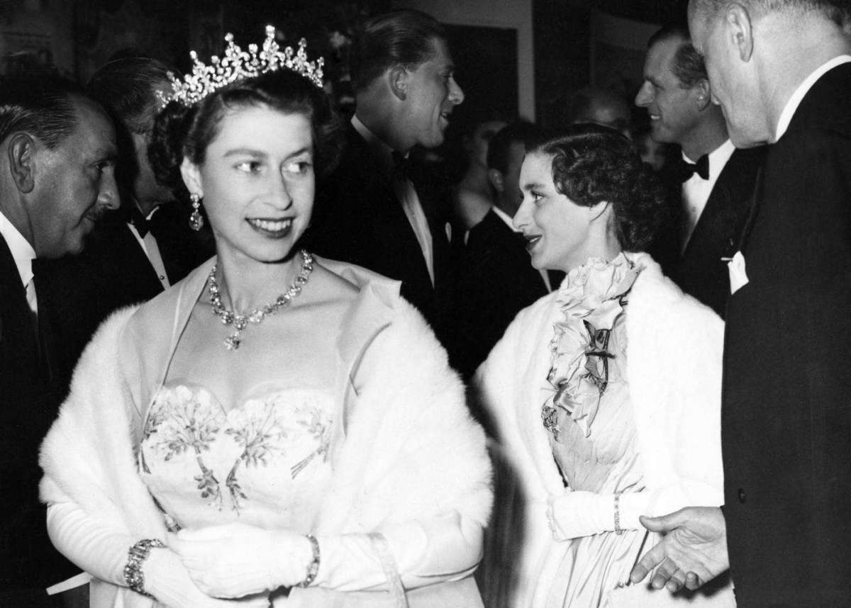 La bellezza sorridente della regina Elisabetta all'età di Kate Middleton (e prima)