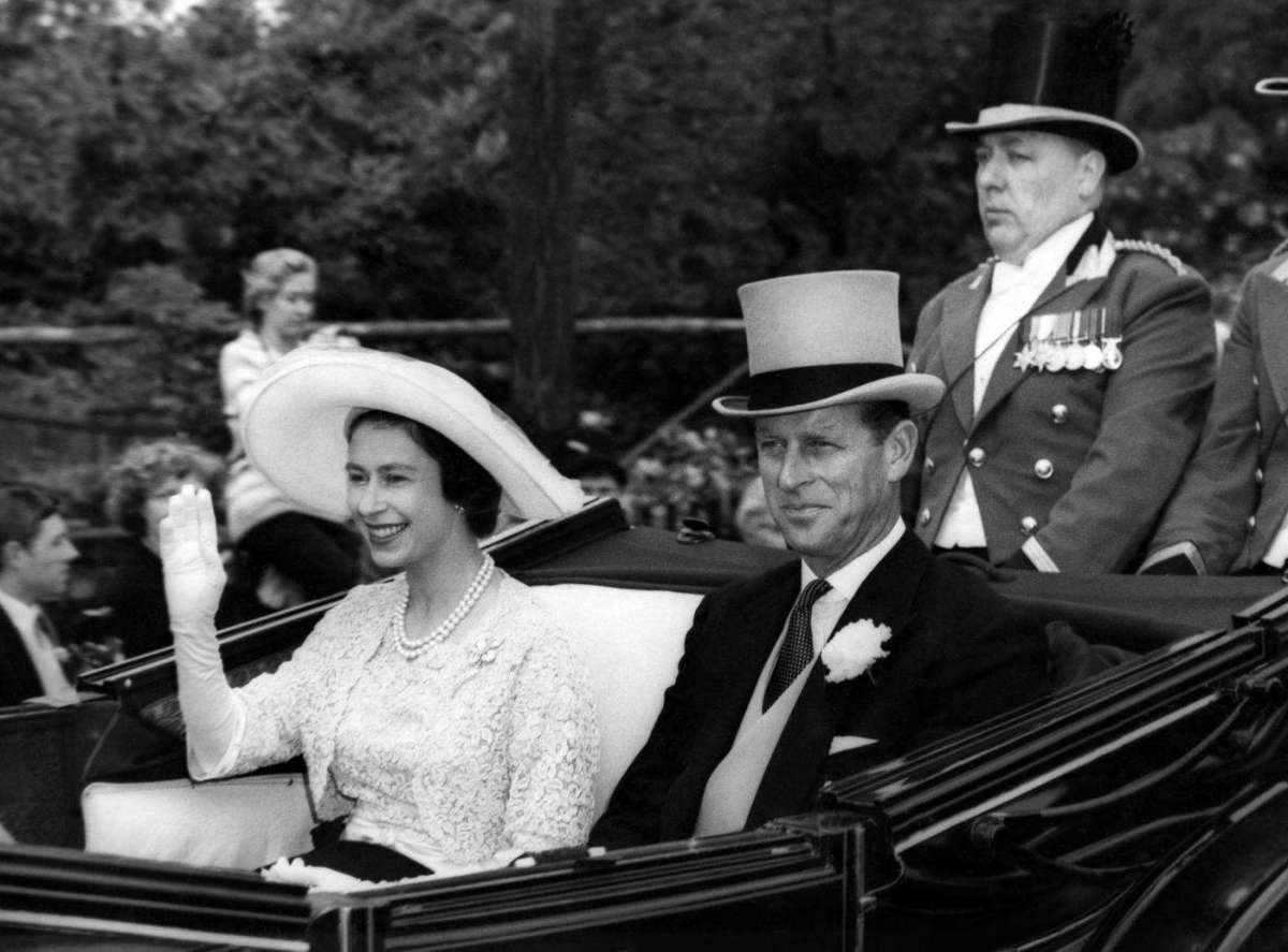 La bellezza sorridente della regina Elisabetta all'età di Kate Middleton (e prima)