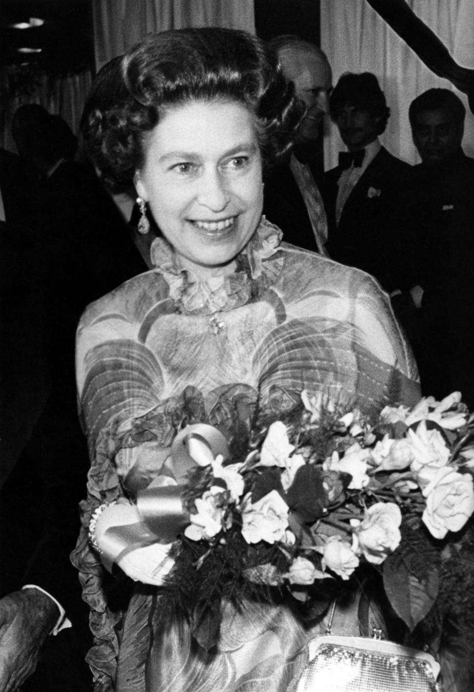 La bellezza sorridente della regina Elisabetta all'età di Kate Middleton (e prima)