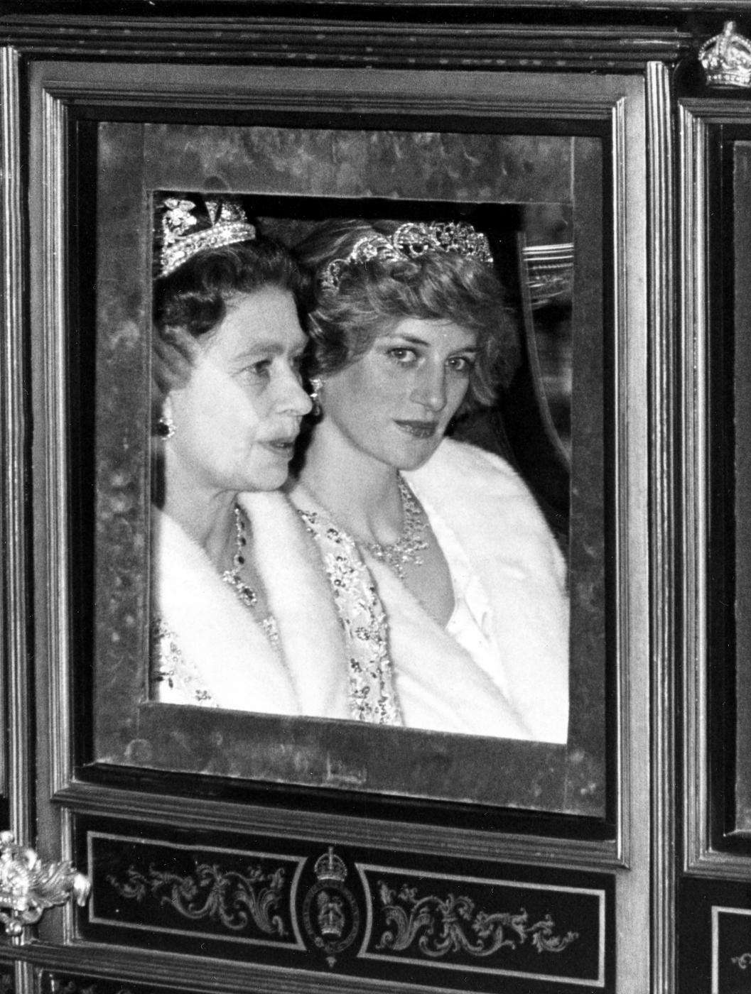 La bellezza sorridente della regina Elisabetta all'età di Kate Middleton (e prima)