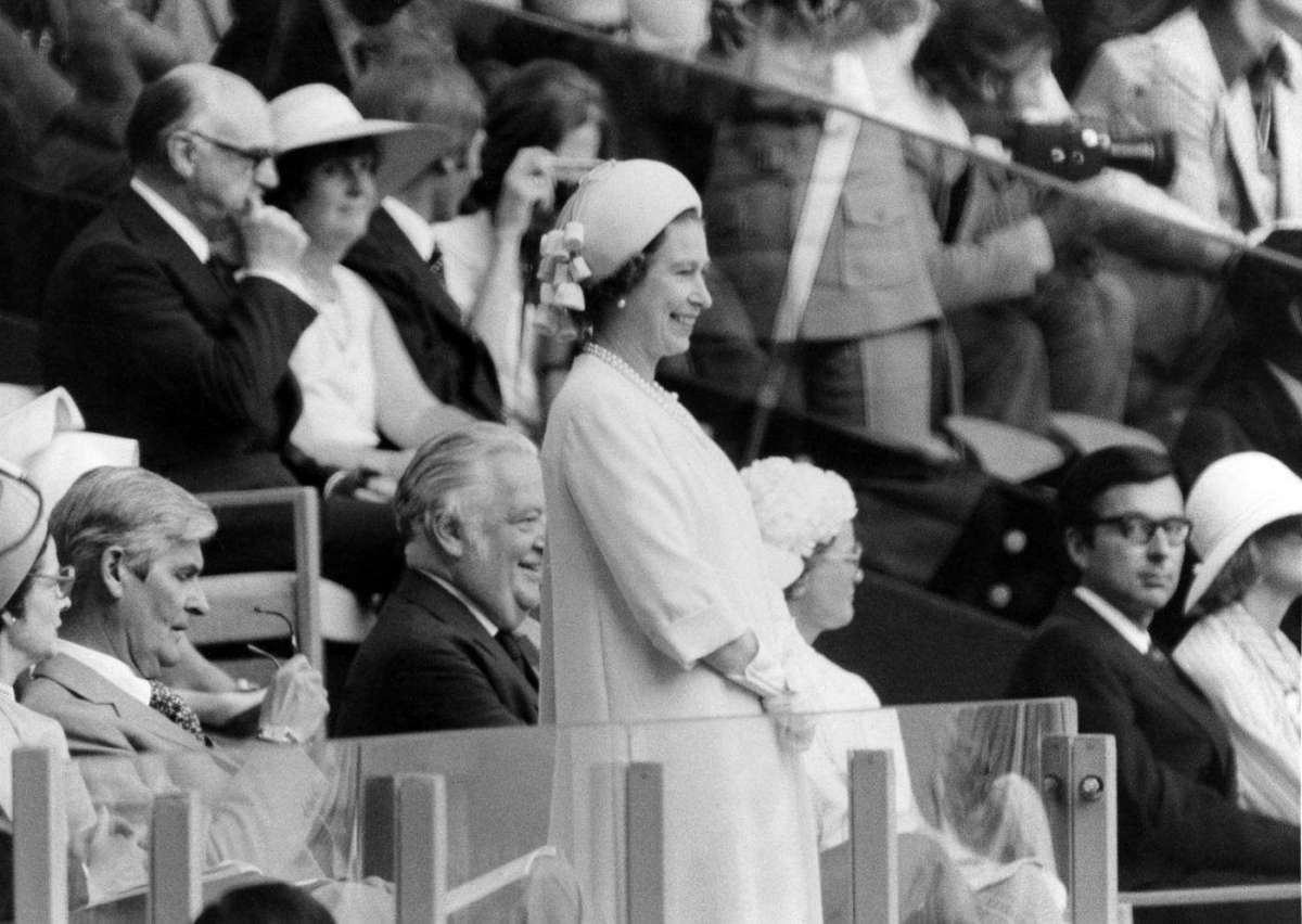 La bellezza sorridente della regina Elisabetta all'età di Kate Middleton (e prima)